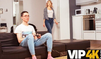 Сестра сосет горячий член брата, чтобы выпросить приставку