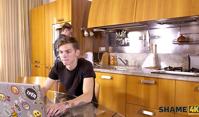 Русская милфа в чулках прокатилась на члене постояльца