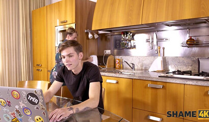 Русская милфа в чулках прокатилась на члене постояльца