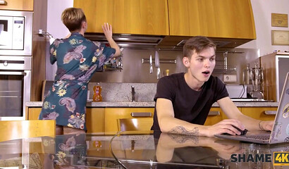 Русская милфа в чулках прокатилась на члене постояльца