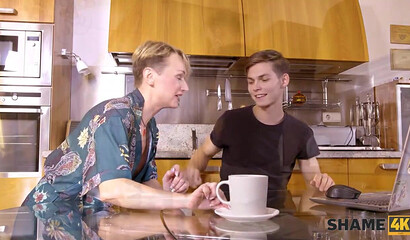 Русская милфа в чулках прокатилась на члене постояльца