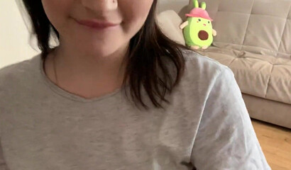 Сводная сестра показала брату, как она умеет дрочить член