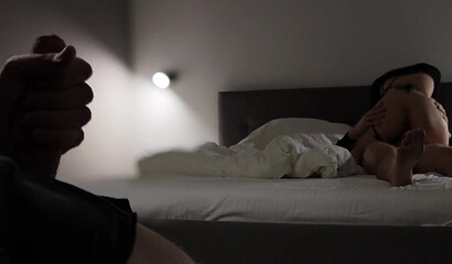 Мужик дрочит свой член, пока его жену ебут раком