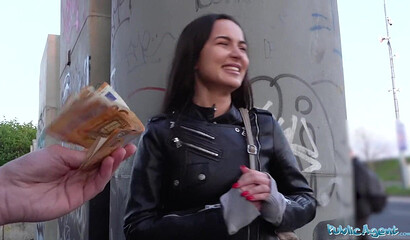 Русская шлюха сосет член за деньги на улице