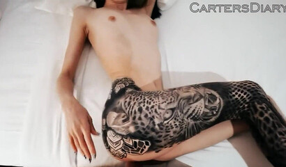 Брюнетка нежно ласкает член приятеля перед сексом