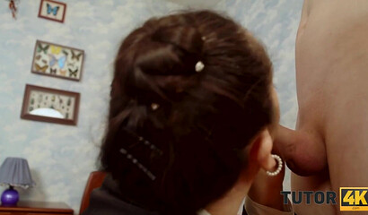 Толстая училка с аппетитом сосет член студента