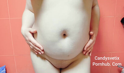 Молодая толстушка писает от удовольствия в ванной