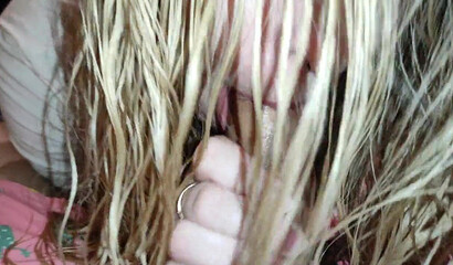 Возбужденная падчерица схватилась за большой член