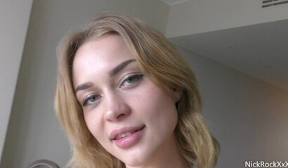 Красотка Loren Strawberry лижет мне яйца и соглашается на анал в гостинице