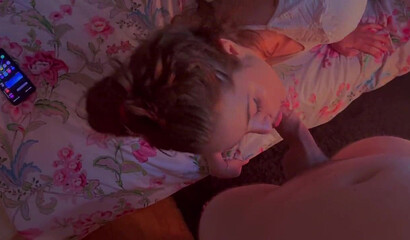 Сестра с пиздатой жопой показала брату новые кожаные штаны, а он нагнул ее раком и выебал