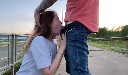 18-ти летняя шлюха согласилась отсосать мне трассе совершенно бесплатно