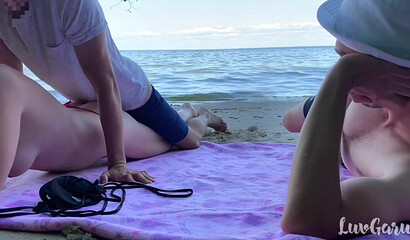 Куколд смотрит как незнакомец трахает меня сзади на общественном пляже