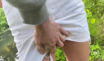 Парень застал писающую девушку и трахнул ее