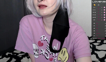 Милашка обожает скакать на дилдо