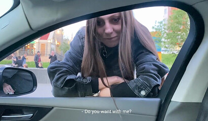 Молодая телочка повелась на пикап и сделала минет в машине
