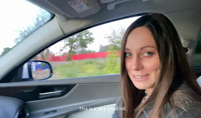 Молодая телочка повелась на пикап и сделала минет в машине