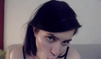 Молодая девушка балует себя анальной мастурбацией на камеру