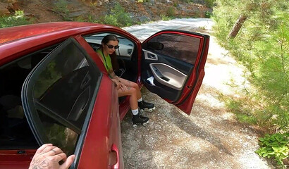 Молоденькая девушка с большими сиськами балдеет от куни в машине