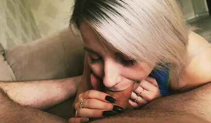 Русская блондинка делает глубокий минет ухажеру в домашнем видео