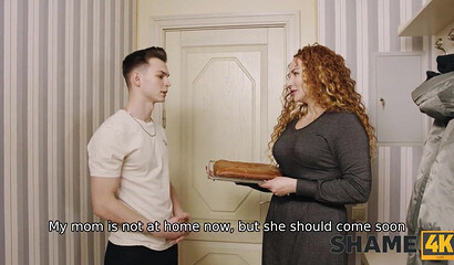 Милфа в чулках соблазнила на секс сына своей лучшей подруги