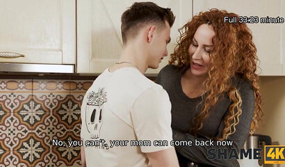 Милфа в чулках соблазнила на секс сына своей лучшей подруги