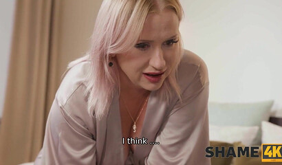 Зрелая блондинка сняла себе молодого парня и сделала ему минет