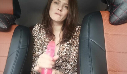 Девушка на резиновом члене учится правильно мастурбировать