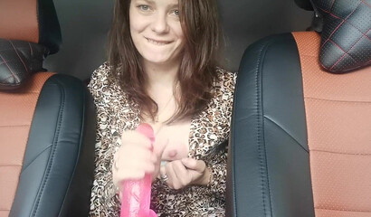 Девушка на резиновом члене учится правильно мастурбировать