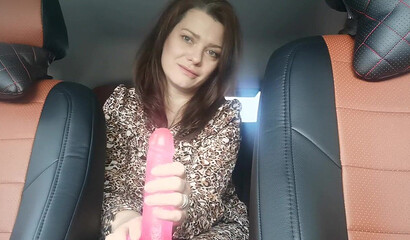 Девушка на резиновом члене учится правильно мастурбировать