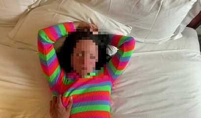 Куколд наблюдает как его похотливая подруга заглатывает член