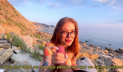 Русская сучка в очках с восторгом делает минет на природе