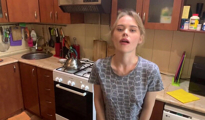 Сводная сестра взяла за щеку член брата и сделала горячий минет