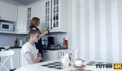 Строгая училка делает шикарный минет своему студенту на дому