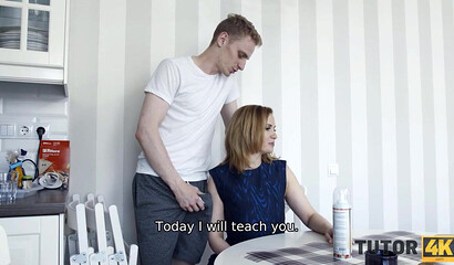 Строгая училка делает шикарный минет своему студенту на дому