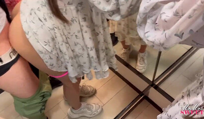 Молодая милашка трахается раком с парнем в примерочной