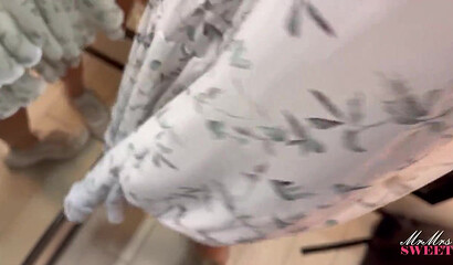 Молодая милашка трахается раком с парнем в примерочной