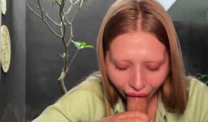 Молодая соседка с аппетитом сосет большой член парня