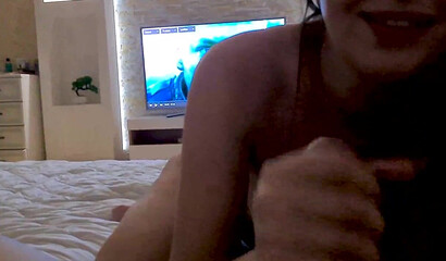 Мачеха застукала пасынка за страстной дрочкой и решила поучаствовать в процессе