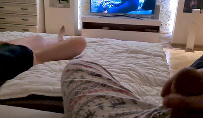 Мачеха застукала пасынка за страстной дрочкой и решила поучаствовать в процессе