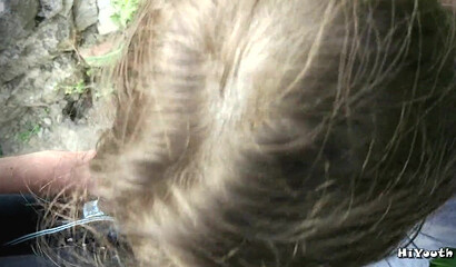 После прогулки одногруппница так возбудилась, что взяла в рот на природе