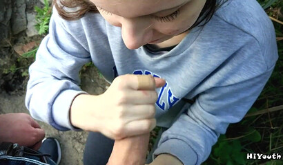 После прогулки одногруппница так возбудилась, что взяла в рот на природе