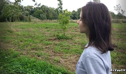 После прогулки одногруппница так возбудилась, что взяла в рот на природе