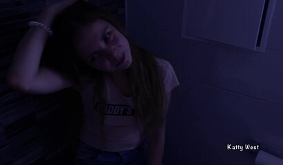 После вечеринки компания решила развлечься и устроить большую групповую оргию