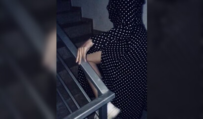 Спонтанно присунул жопастой сестрёнке в подъезде, пока никого рядом не было