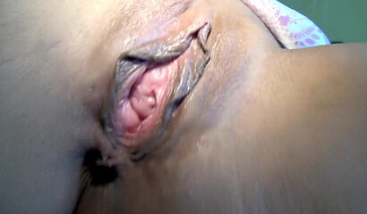 Тёлка не стала просить, а просто заставила своего парня отлизать ей киску