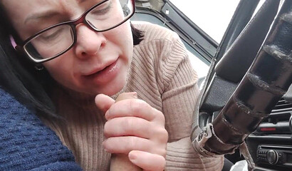 Спонтанный минетик прямо в машине от сисястой озабоченной соседочки по дому