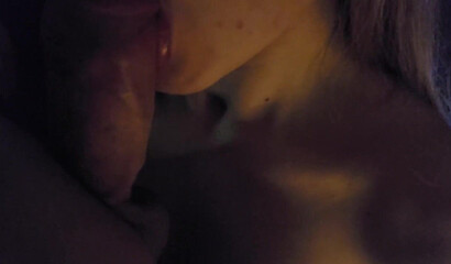 Школьница очень качественно поработала ротиком на вписке у лучшего друга