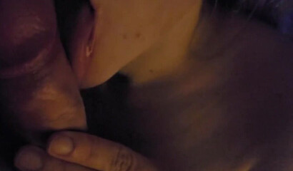 Школьница очень качественно поработала ротиком на вписке у лучшего друга